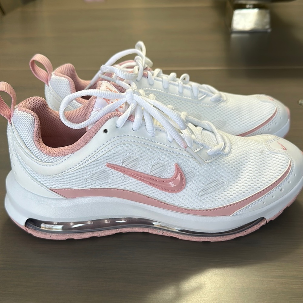 Nike Air Women’s sneakers in white and pink